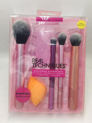 Makeup Brushes & Beauty Blender Set | مجموعة فرش المكياج والإسفنجة